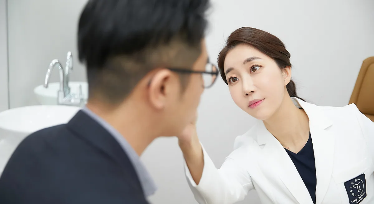 ソウル、タイムリターンクリニックで医師が患者様を対面で診察している様子